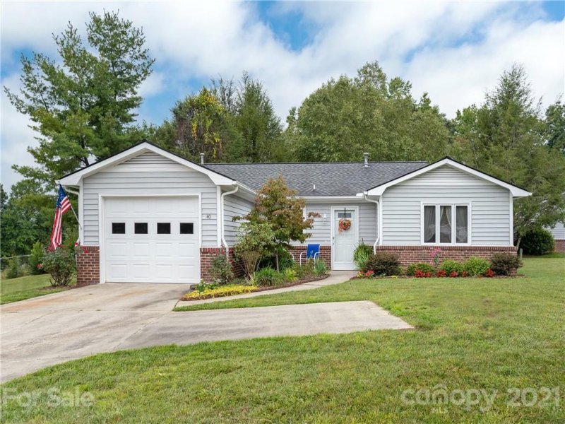 Property image 2 at 40 Doanbury Court, Hendersonville, NC 28792