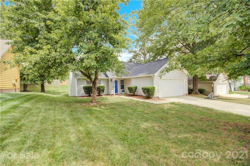 Property image 2 at 7434 Crestside Lane, Charlotte, NC 28227