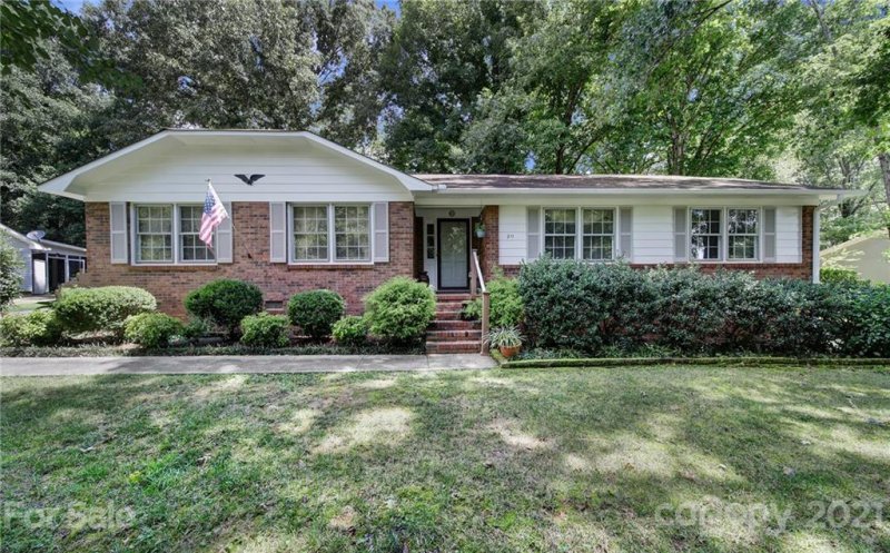 211 Pelham Lane