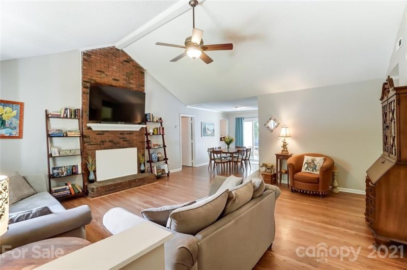 Property image 3 at 6804 Streamside Drive, Charlotte, NC 28212