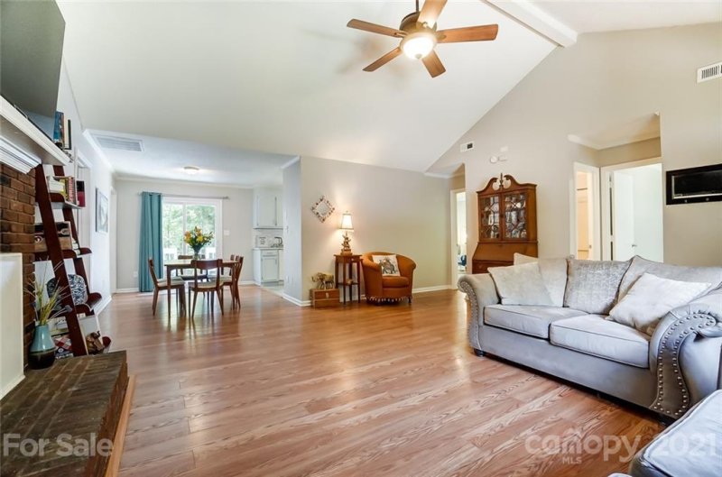 Property image 4 at 6804 Streamside Drive, Charlotte, NC 28212