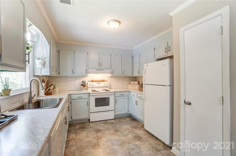 Property image 5 at 6804 Streamside Drive, Charlotte, NC 28212