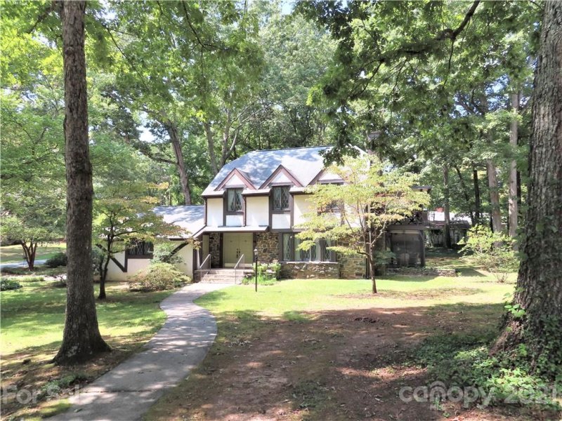 8 Bratton Avenue