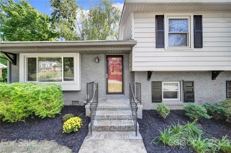 Property image 2 at 6301 Idlebrook Drive, Charlotte, NC 28212