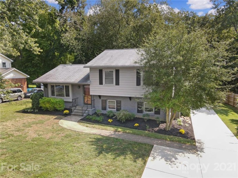 Property image 4 at 6301 Idlebrook Drive, Charlotte, NC 28212