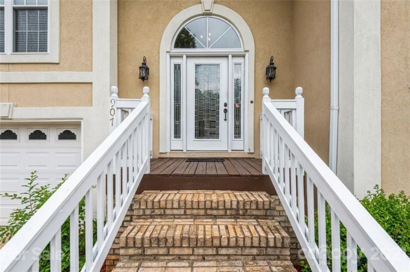 Property image 2 at 907 42nd Avenue Lane, Hickory, NC 28601