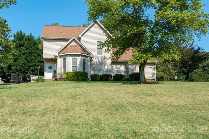 Property image 3 at 1714 Poe Circle, Hickory, NC 28601