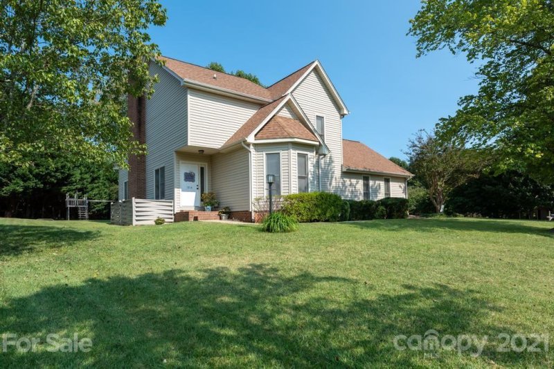 Property image 4 at 1714 Poe Circle, Hickory, NC 28601