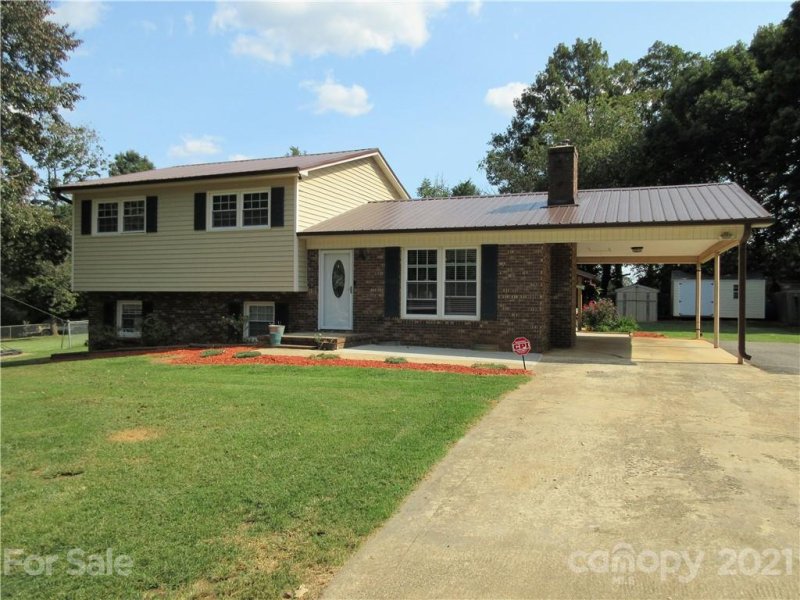 Property image 2 at 1661 Tanglewood Drive, Hickory, NC 28601