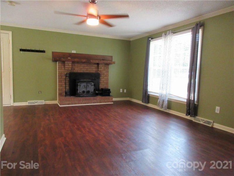 Property image 4 at 1661 Tanglewood Drive, Hickory, NC 28601