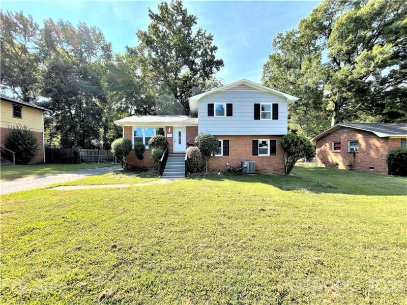 Property image 4 at 715 Georgetown Drive, Charlotte, NC 28213