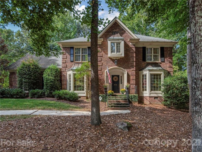 908 Longfield Circle