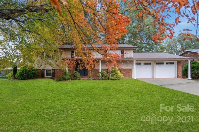 203 S Greenbriar Road