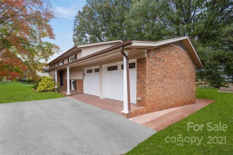 Property image 3 at 203 S Greenbriar Road, Statesville, NC 28625