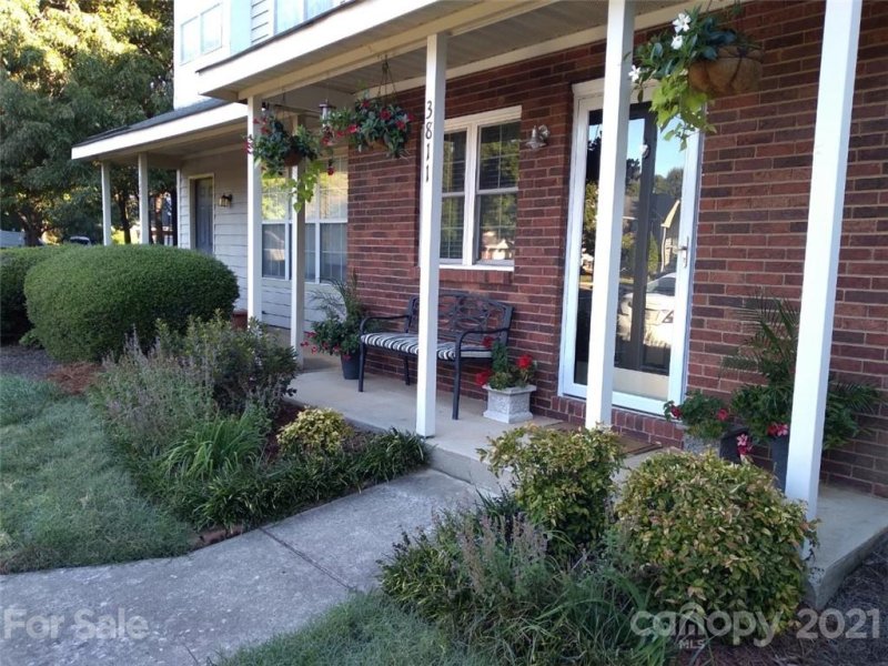 Property image 2 at 3811 Mosscroft Lane, Charlotte, NC 28215