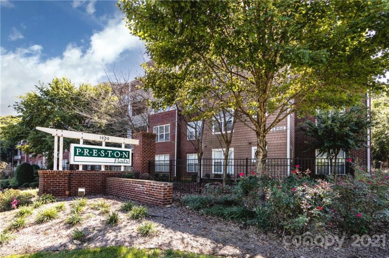 Property image 2 at 1000 E Woodlawn Road, Charlotte, NC 28209