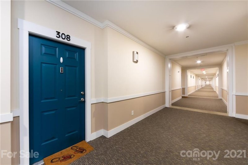 Property image 4 at 1000 E Woodlawn Road, Charlotte, NC 28209