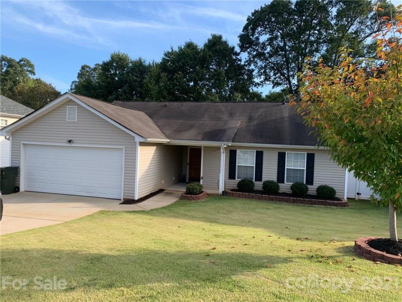 Property image 2 at 812 20th Avenue Place, Hickory, NC 28602