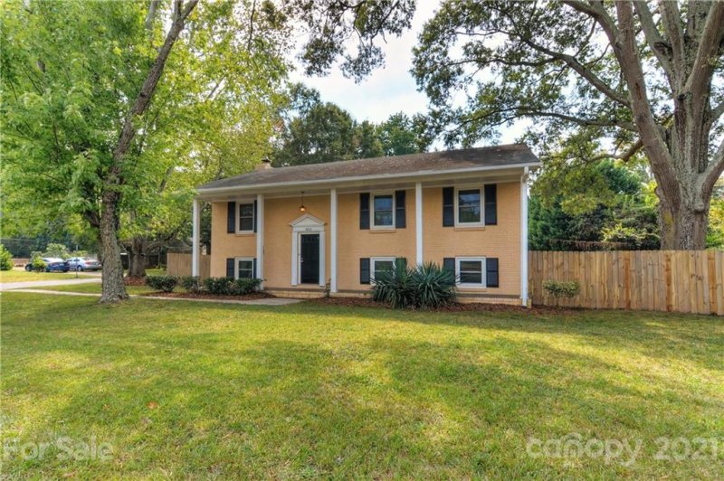 Property image 2 at 3052 Brookridge Lane, Charlotte, NC 28211
