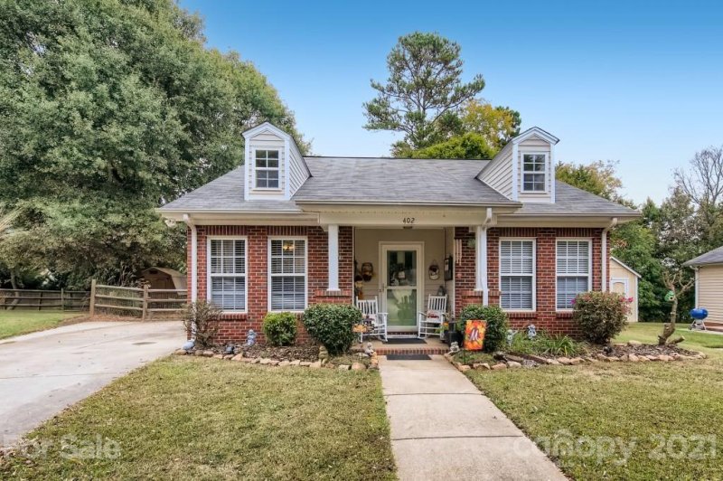 402 Llewellyn Street