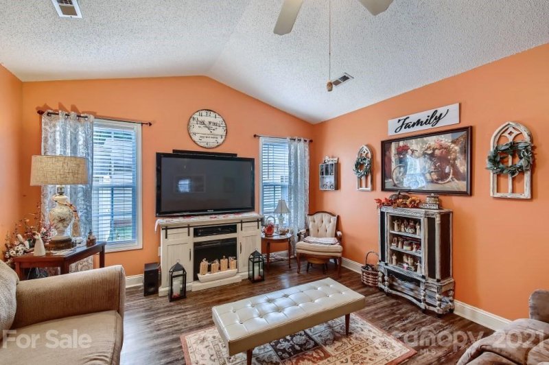 Property image 2 at 402 Llewellyn Street, Belmont, NC 28012