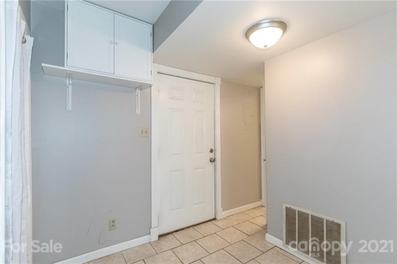 Property image 3 at 1615 Merry Oaks Road, Charlotte, NC 28205