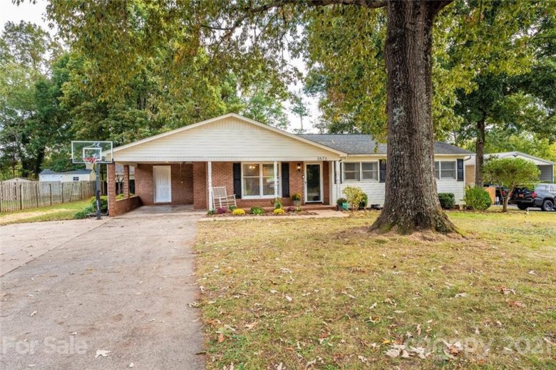 Property image 2 at 1671 Tanglewood Drive, Hickory, NC 28601