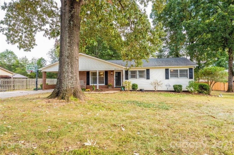 Property image 3 at 1671 Tanglewood Drive, Hickory, NC 28601