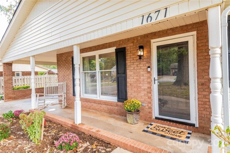 Property image 4 at 1671 Tanglewood Drive, Hickory, NC 28601