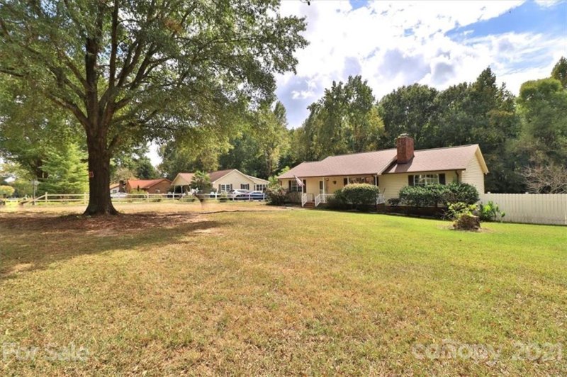 Property image 2 at 422 Catawba Circle, Matthews, NC 28104