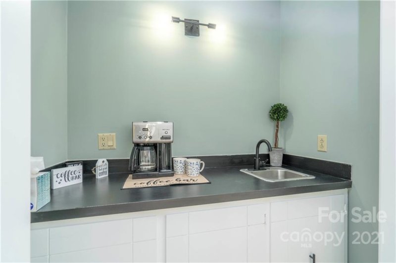 Property image 5 at 7911 Charter Oak Lane, Charlotte, NC 28226