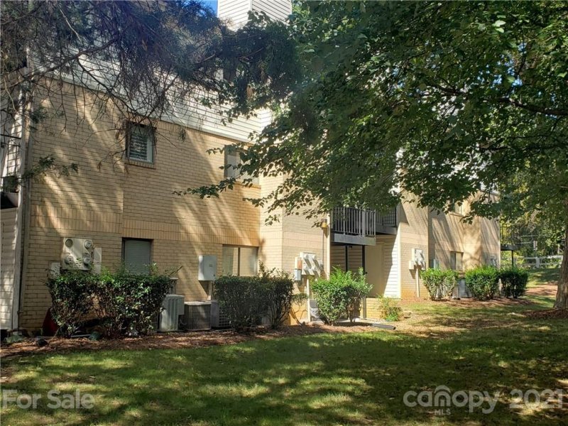 Property image 3 at 4801 Spring Lake Drive, Charlotte, NC 28212