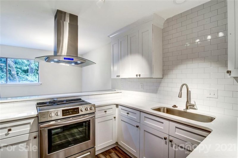 Property image 2 at 1605 Merry Oaks Road, Charlotte, NC 28205