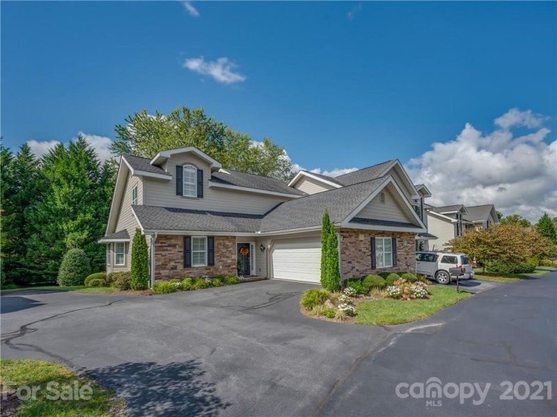 Property image 2 at 161 Towne Place Drive, Hendersonville, NC 28792