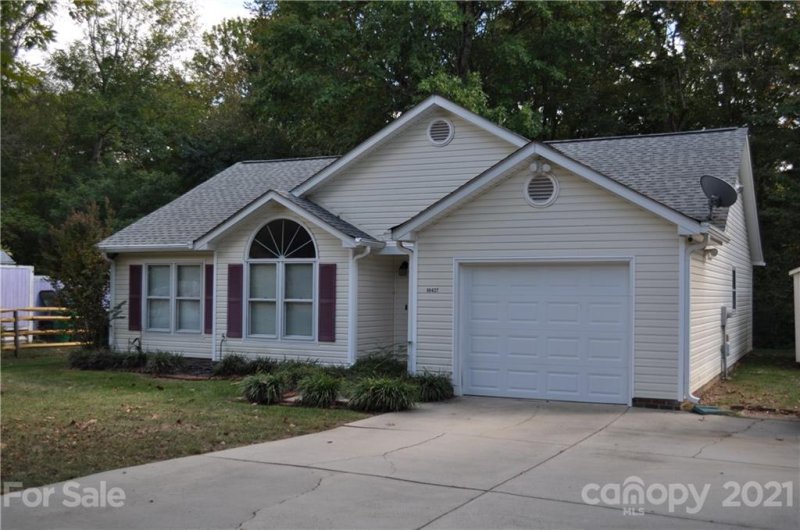 Property image 3 at 10427 Ranleigh Lane, Charlotte, NC 28273