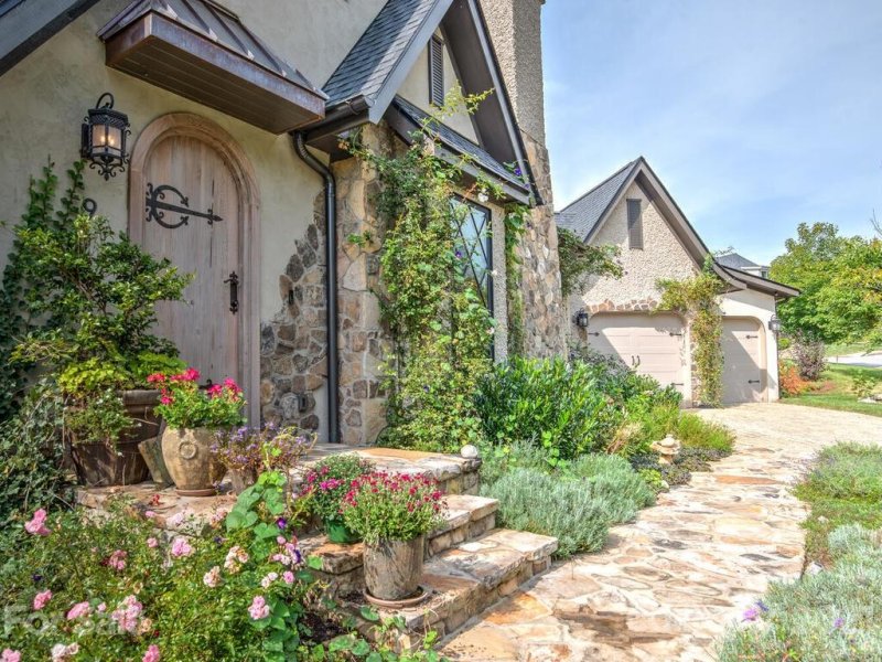 Property image 3 at 9 Snap Dragon Court, Asheville, NC 28804