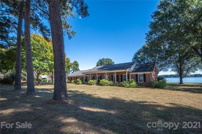 Property image 2 at 627 Isle Of Pines Road, Mooresville, NC 28117
