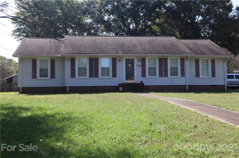 Property image 2 at 4400 Creemore Drive, Charlotte, NC 28213