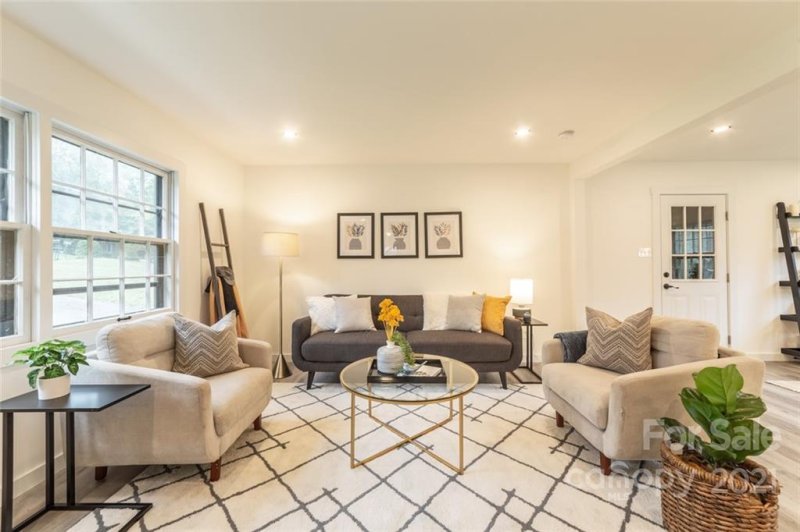 Property image 2 at 908 Tally Ho Court, Charlotte, NC 28212