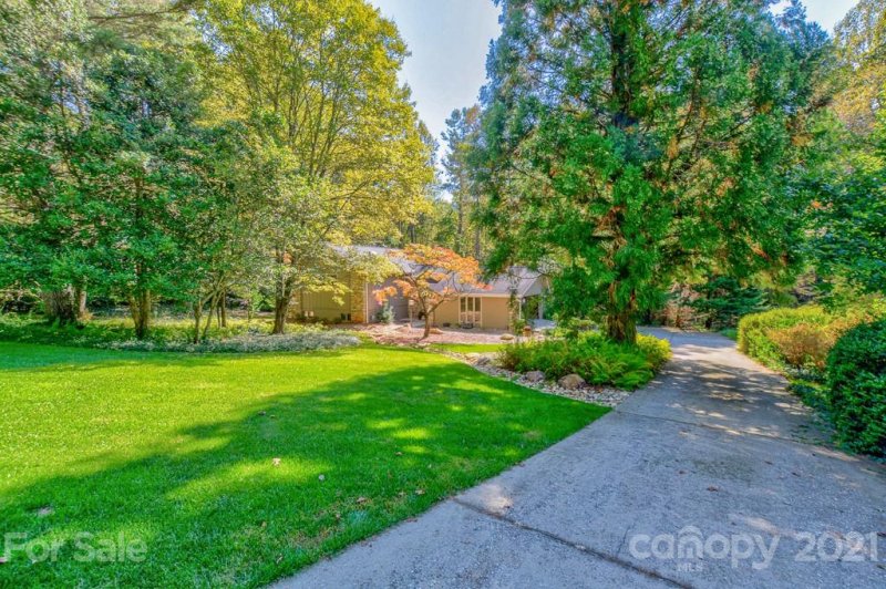 Property image 3 at 138 Woodhaven Drive, Hendersonville, NC 28739