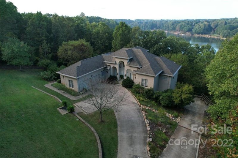 105 Laurel Cove Court