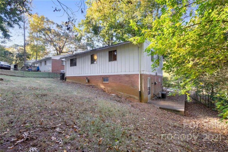 Property image 2 at 726 September Lane, Charlotte, NC 28208
