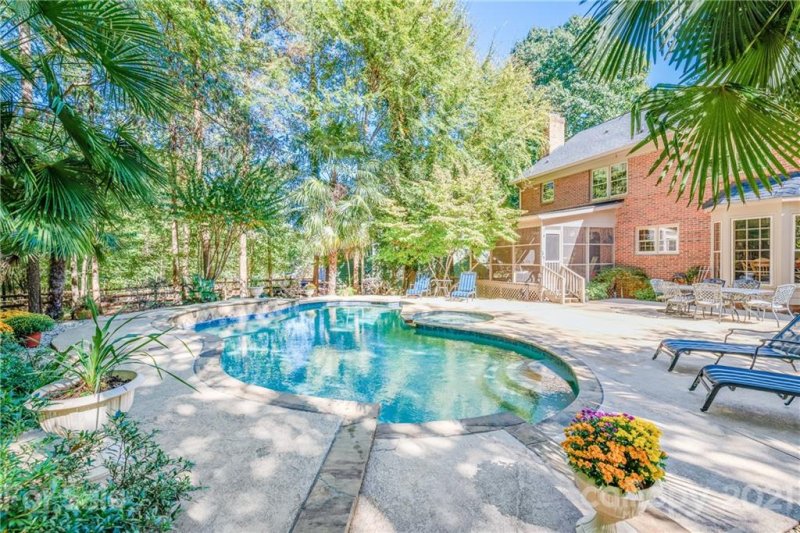 Property image 2 at 10022 Woodview Circle, Charlotte, NC 28277