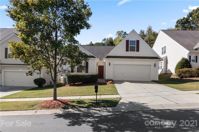 Property image 3 at 11348 Breezehill Lane, Charlotte, NC 28262