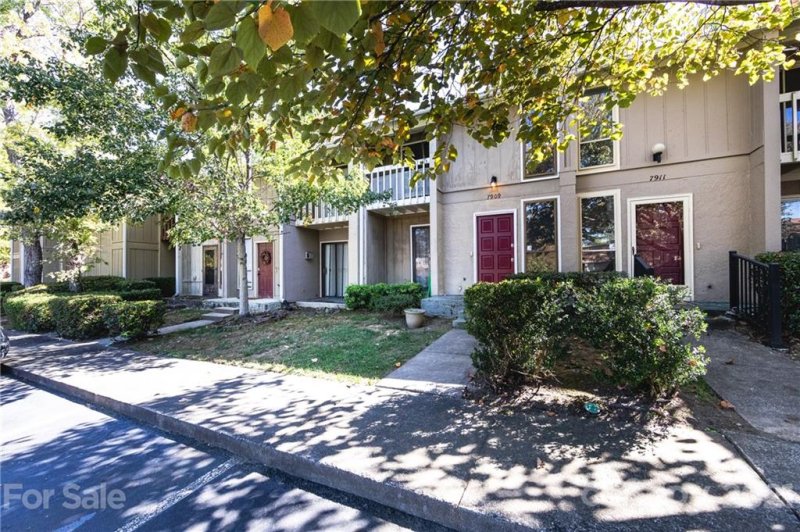 Property image 2 at 7909 Charter Oak Lane, Charlotte, NC 28226