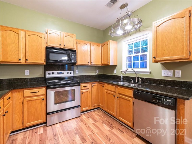 Property image 2 at 706 Oakbluff Circle, Charlotte, NC 28216