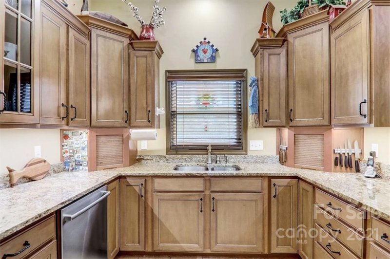 Property image 4 at 17 Ocaso Drive, Asheville, NC 28806