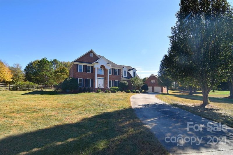 Property image 2 at 1059 Heather Glen Drive, Matthews, NC 28104