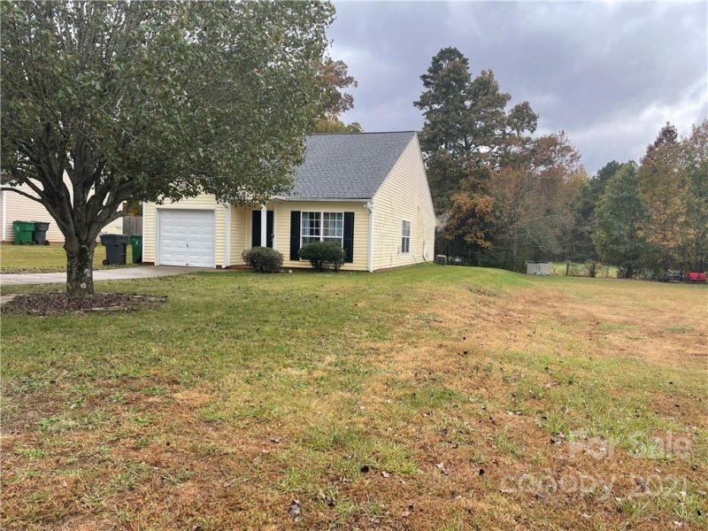 Property image 2 at 3829 Far West Drive, Charlotte, NC 28269