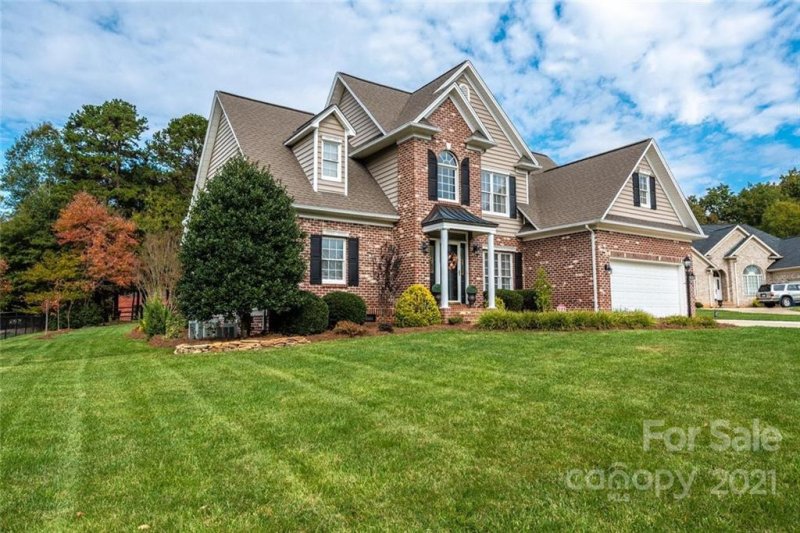 Property image 2 at 1477 Sweetbriar Lane, Hickory, NC 28602